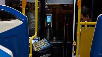 Imagen de autobus con sistema de pago electrónico