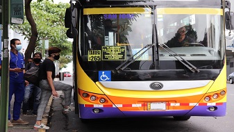 Imagen de usuarios abordando un bus de ruta regular