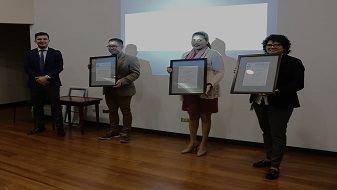 Imagen de funcionarios del CTP recibiendo el certificado internacional de calidad