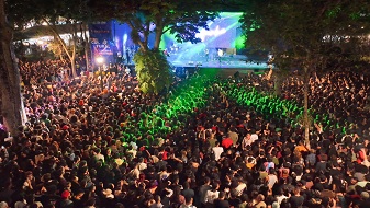 Imagen de una multitud celebrando