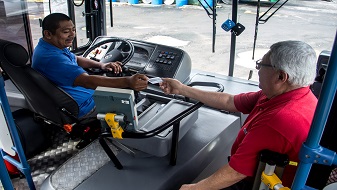Imagen de un adulto mayor abordando un autobus