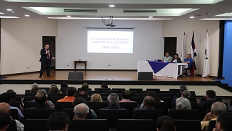 Imagen de funcionarios del CTP en el auditorio institucional dando una charla