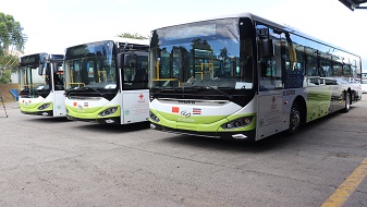 Imagen de buses eléctricos donados por la República Popular de China al ICE