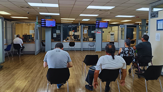 Imagen de sala de plataforma de servicios del CTP, donde esperan cuatro personas en las sillas