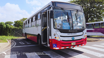 Autobús blanco con fucsia, de la ruta 438 Santo Domingo-Santa Rosa listo para iniciar su recorrido