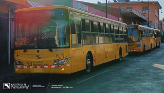 Imagen de tres buses de la empresa Busetas Heredianas estacionadas en una parada, color amarillo