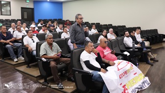 Grupo de concesionarios de taxi, sentados en el auditorio del CTP, durante el conversatorio sobre Re