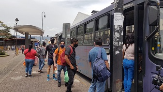 Imagen de usuarios haciendo fila para subir al autobus