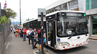 Imagen de usuarios subiendo al autobus