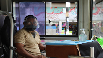 Imagen de conductor de autobús de ruta usando la mascarilla