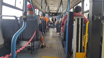 Imagen de usuarios dentro de un autobus