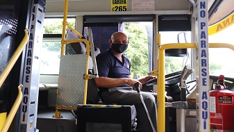 Imagen de conductor de autobús de ruta usando la mascarilla