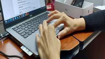 Imagen de unas manos usando una computadora portátil