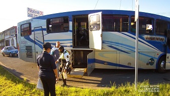Imagen de funcionarios realizando inspección de rampa en autobus