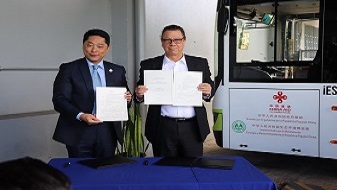 Tang Heng, embajador de la República Popular China en Costa Rica (izquierda) y Franz Tattenbach, ministro de Ambiente y Energía (derecha)