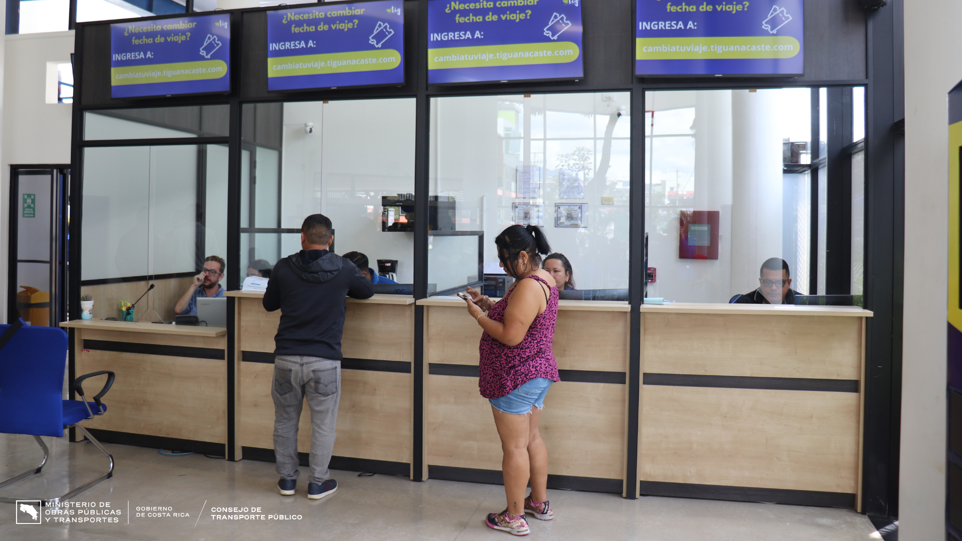 Ventanillas de atención al cliente en nueva terminal. 