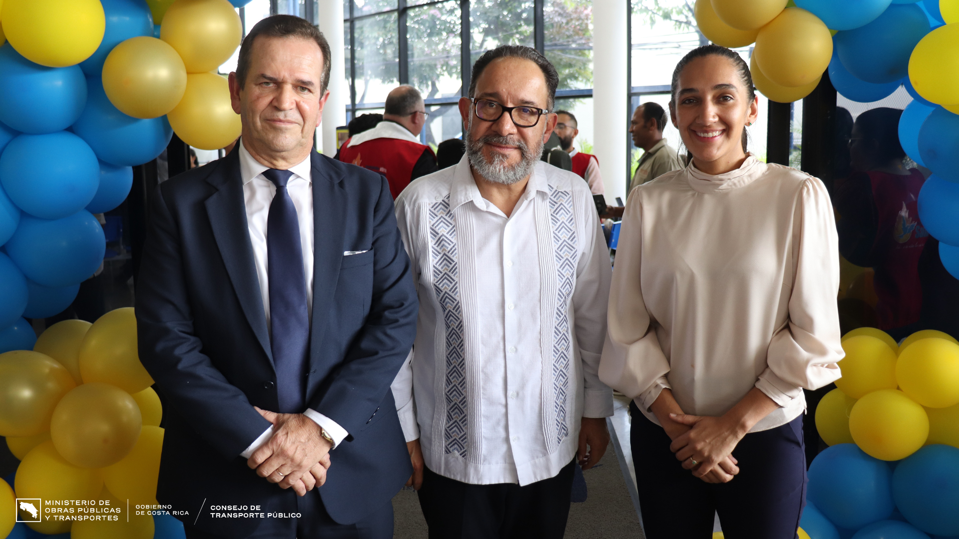  De izquierda a derecha, Ing. Freddy Carvajal, Director Ejecutivo del CTP, Oscar Alfaro y Faride Alfaro, representantes de la empresa TIG. 