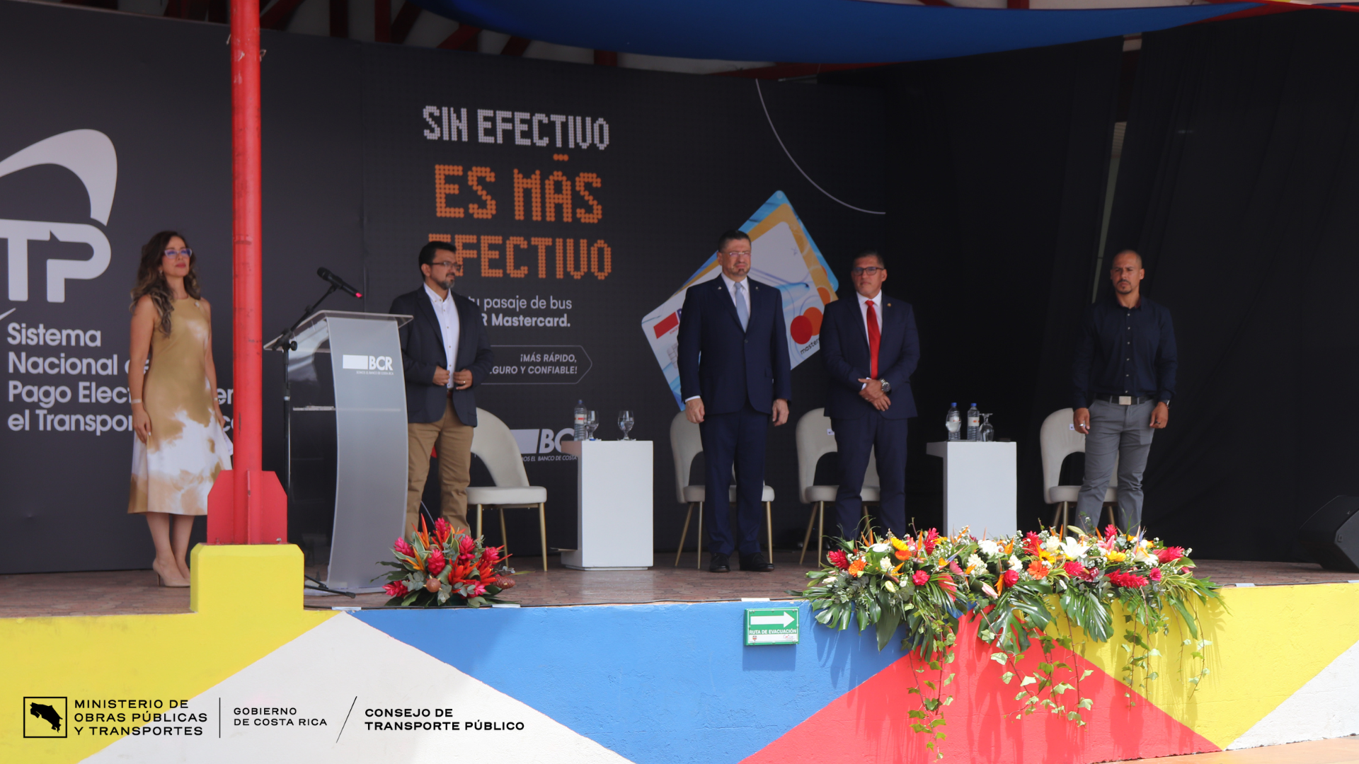 De izquierda a derecha: Sr. Mauricio Montero, representante de la empresa Guadalupe Limitada; Sr. Rodrigo Chaves, Presidente República; Ing. Mauricio Batalla, Ministro de Obras Públicas y Transportes y Sr. Fernando Chavarría, Alcalde de Goicoechea.