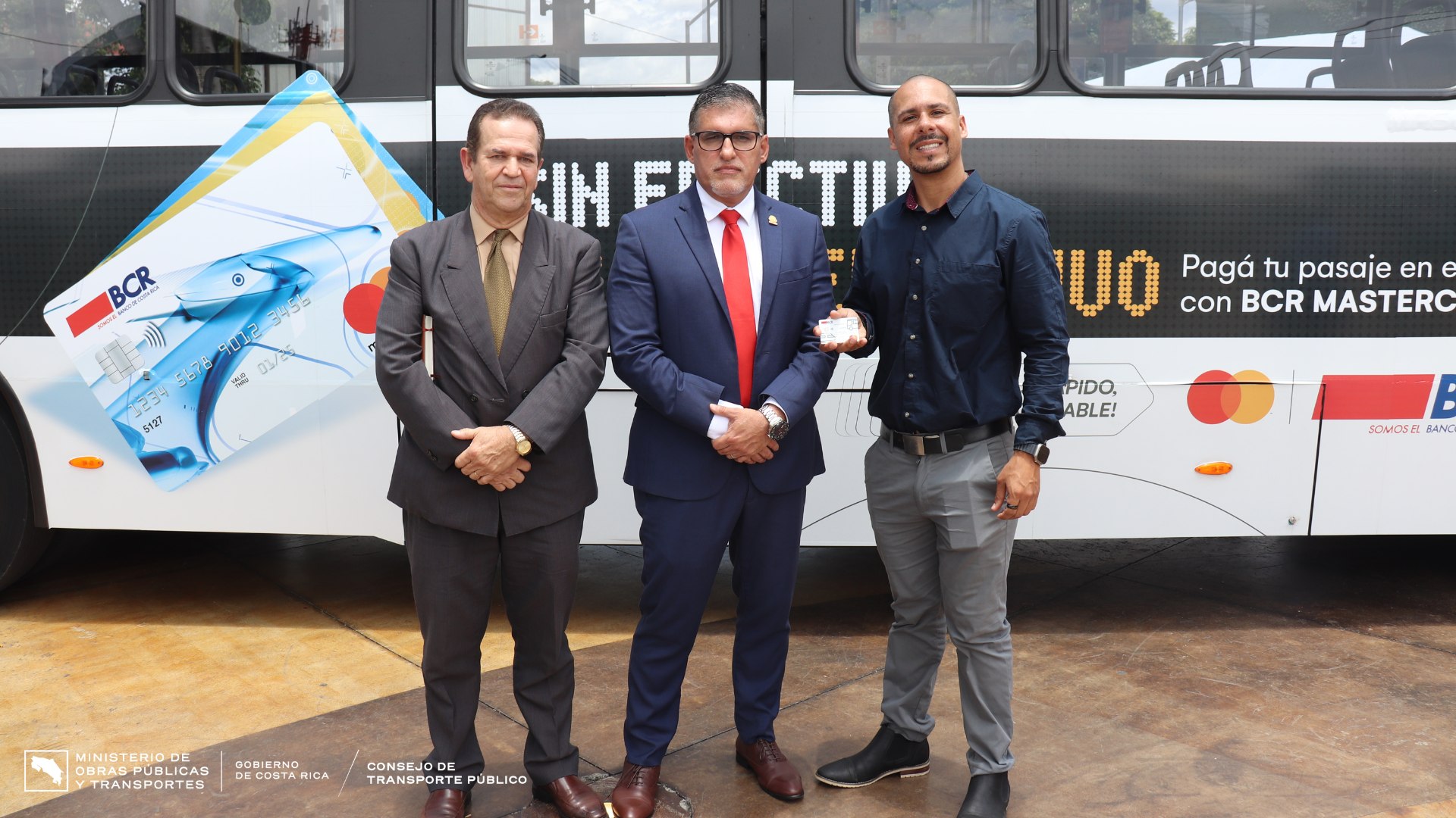 De izquierda a derecha: Ing. Freddy Carvajal, Director Ejecutivo del Consejo de Transporte Público; Ing. Mauricio Batalla, Ministro de Obras Públicas y Transportes y Sr. Fernando Chavarría, Alcalde de Goicoechea.