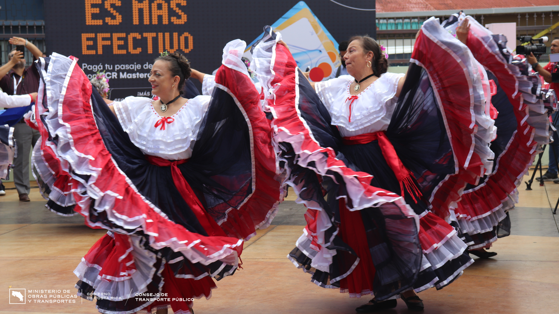 El evento contó con la presentación de un grupo folclórico.