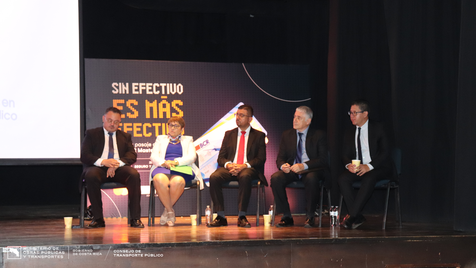 Sr. Asdrúbal Fallas, representante de Autotransportes San Antonio S.A., Sra. Antonieta Naranjo, Alcaldesa de Desamparados, Sr. Pablo Varela, intendente de la Autoridad Reguladora de Servicios Públicos (ARESEP), Sr. Carlos Melegatti del Banco Central de Costa Rica y Sr. Carlos Ávila, Viceministro de Transportes y Viabilidad.