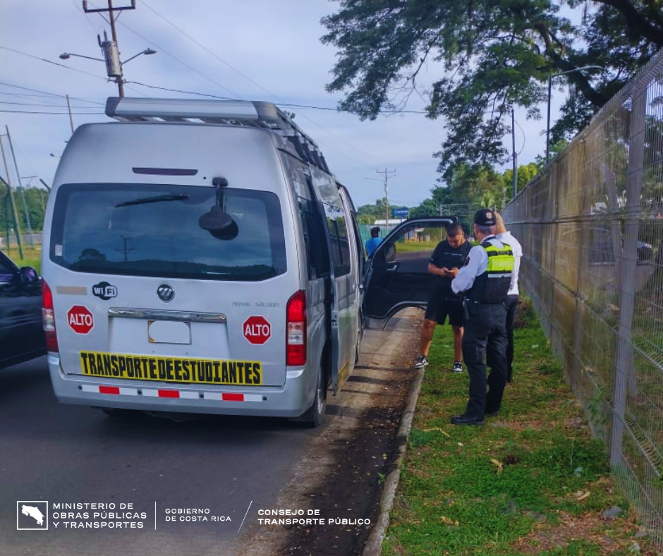 Microbús de transporte especial de estudiantes siendo inspeccionado por oficial de tránsito y personal el CTP.