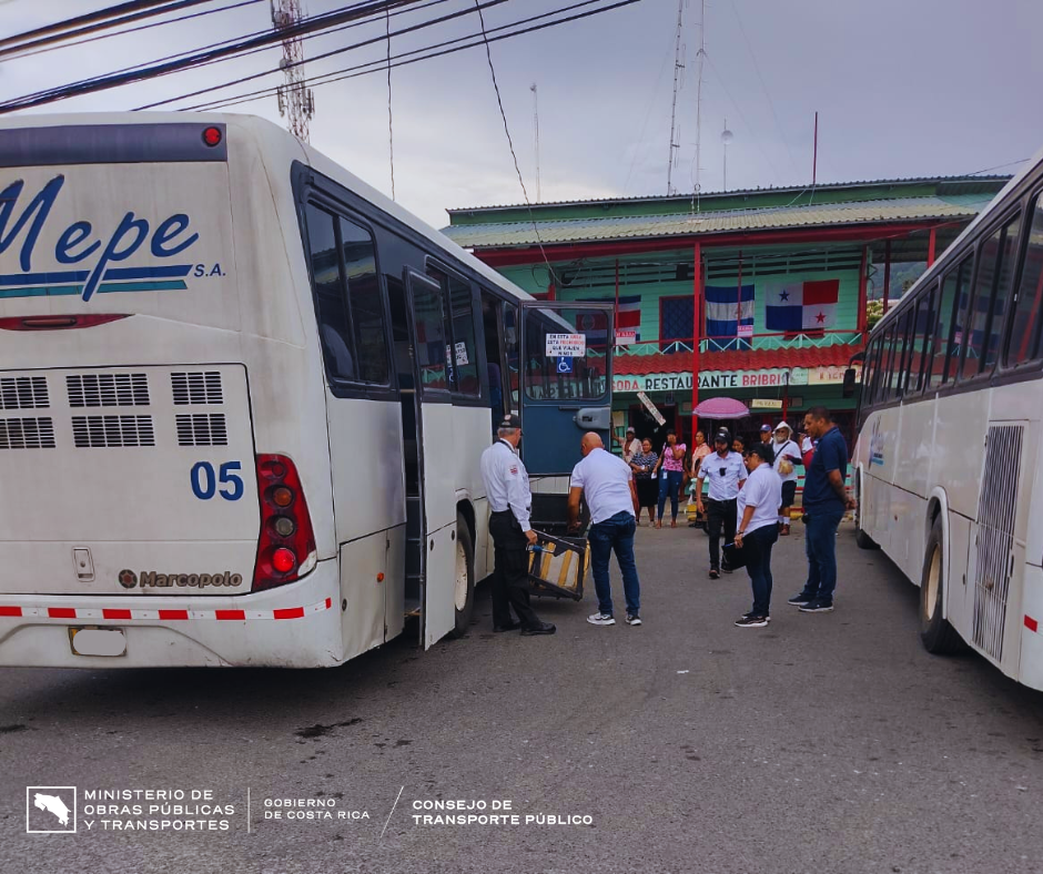 Autobús estacionado con personal del CTP inspeccionando rampa. 