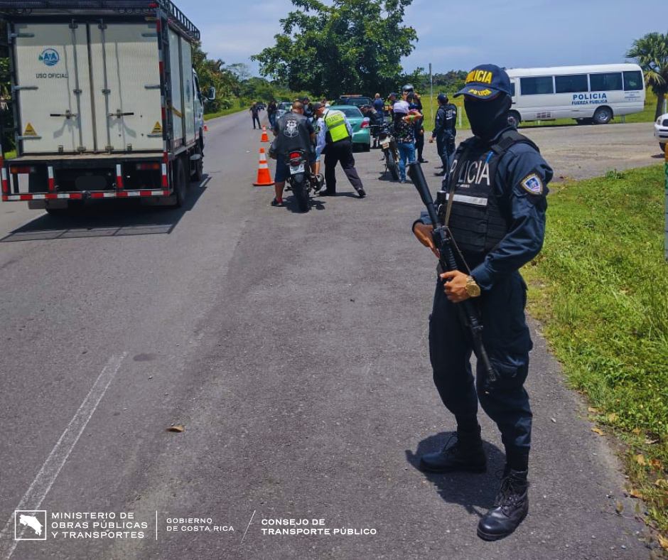 Operativo en carretera de Limón con oficiales de Fuerza Pública y Tránsito.