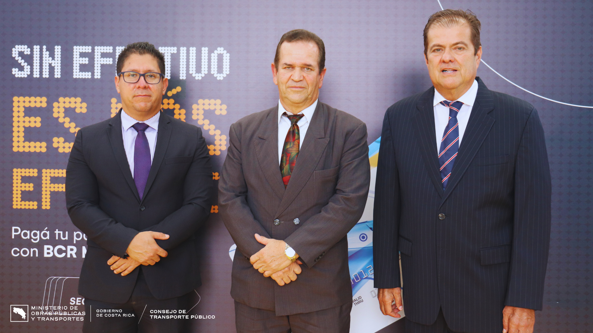 Lic. Carlos Ávila, Viceministro de Transportes y Viabilidad; Ing. Freddy Carvajal Abarca, Director Ejecutivo del CTP; Sr. Gilbert Fernández, Gerente General de LARED.