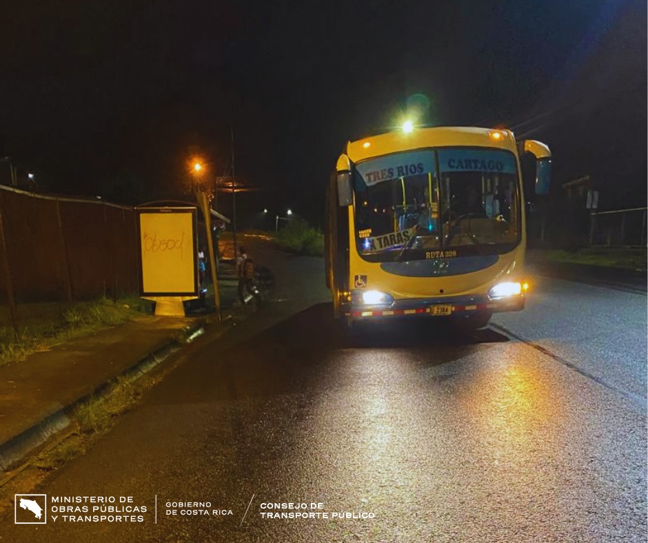 Autobús de la empresa Transplusa realizando parada en carretera.