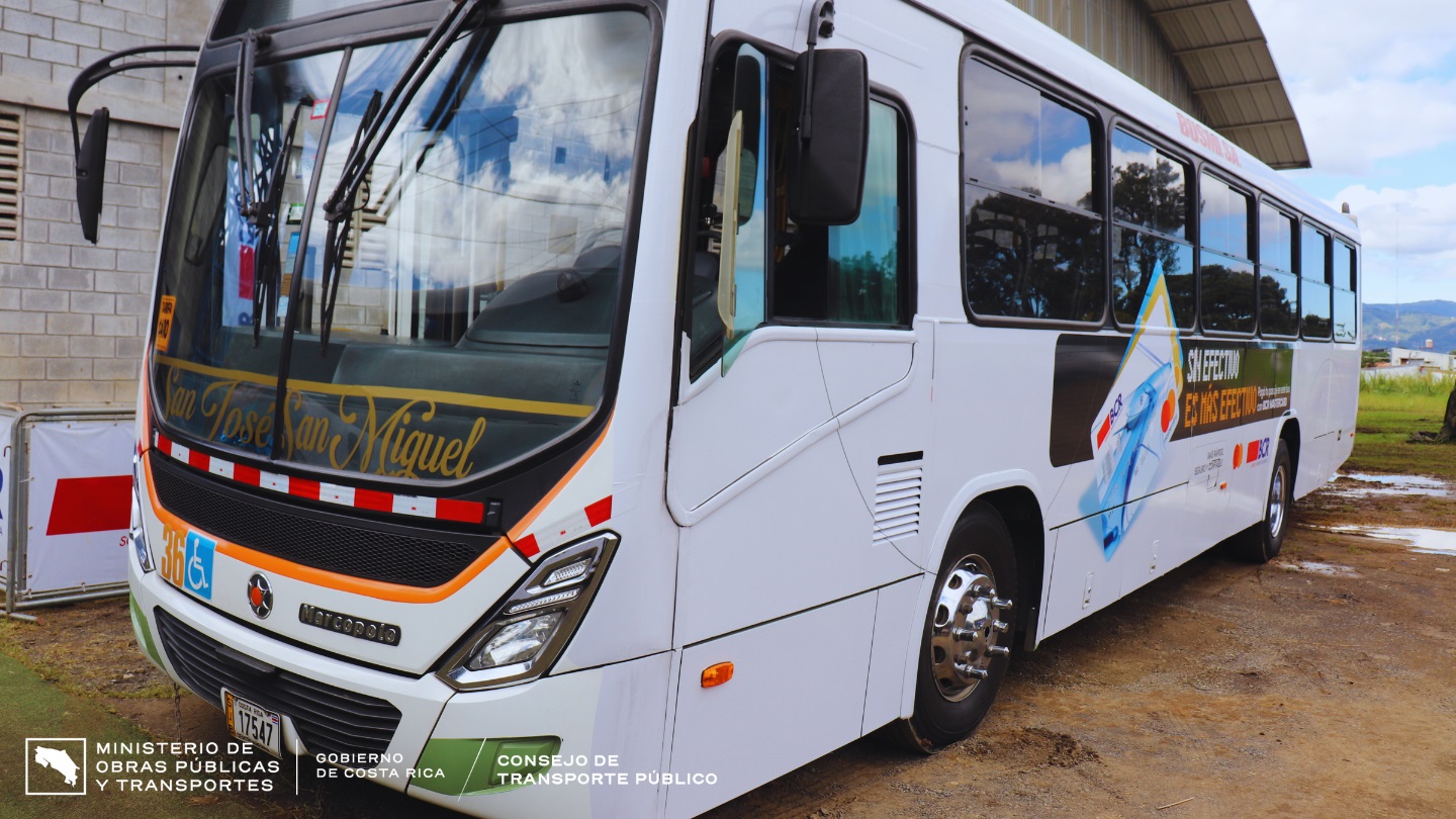 Autobús de la empresa, con rotulación de SINPE-TP.