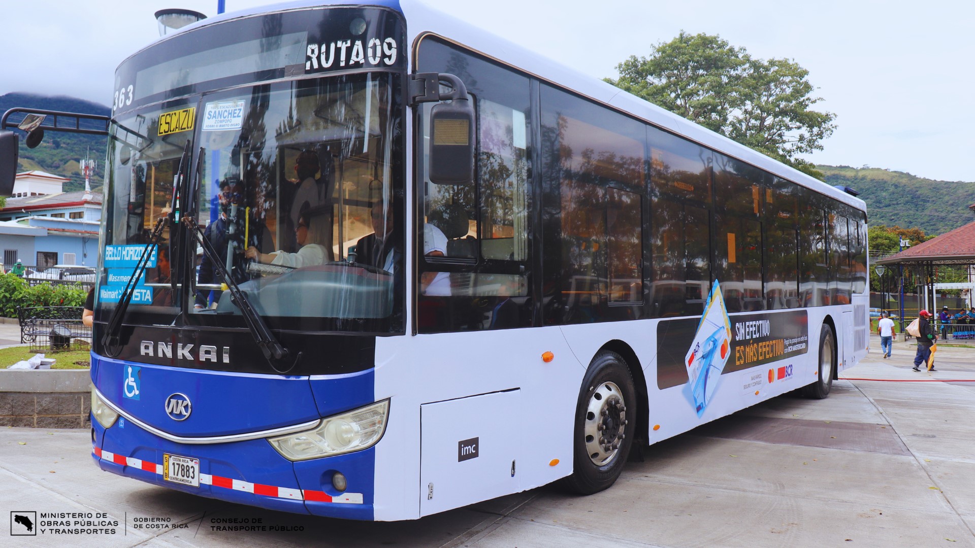 Autobús de la empresa La Tapachula S.A con rotulación de pago electrónico.