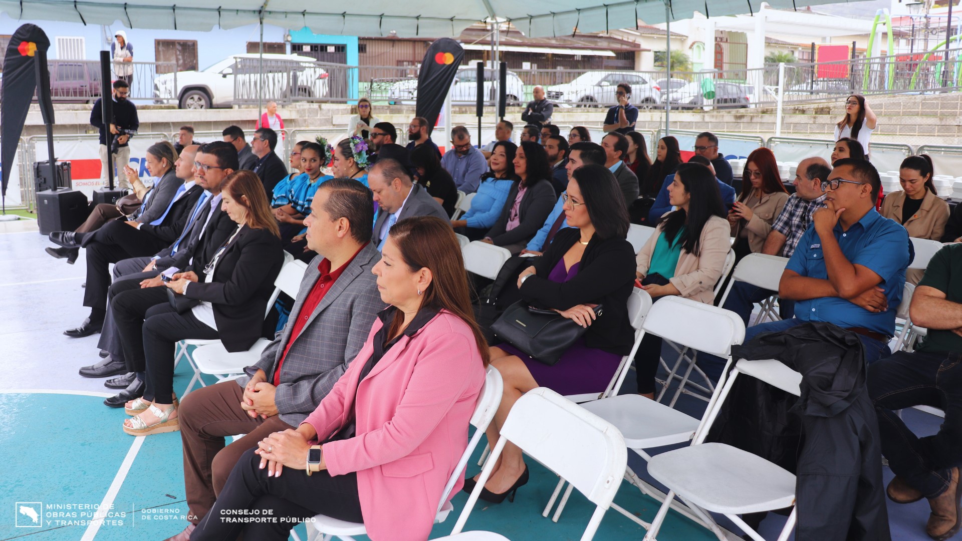 Público presente durante el evento, con representantes del proyecto Sinpe-TP.