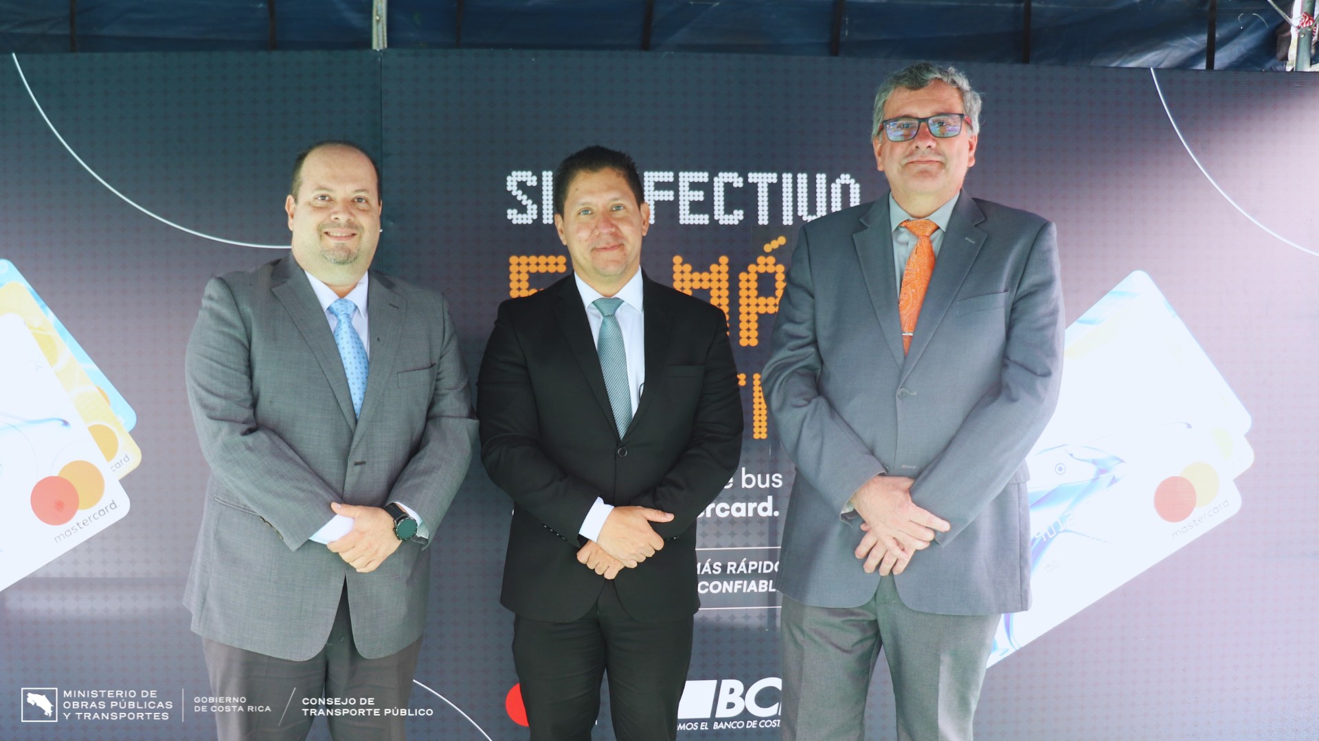 Sr. Rafael Herrera, Director Ejecutivo del CTP, Sr. Carlos Ávila, Viceministro de Transporte y Viabilidad y Erick Bogantes, Regulador General de ARESEP.